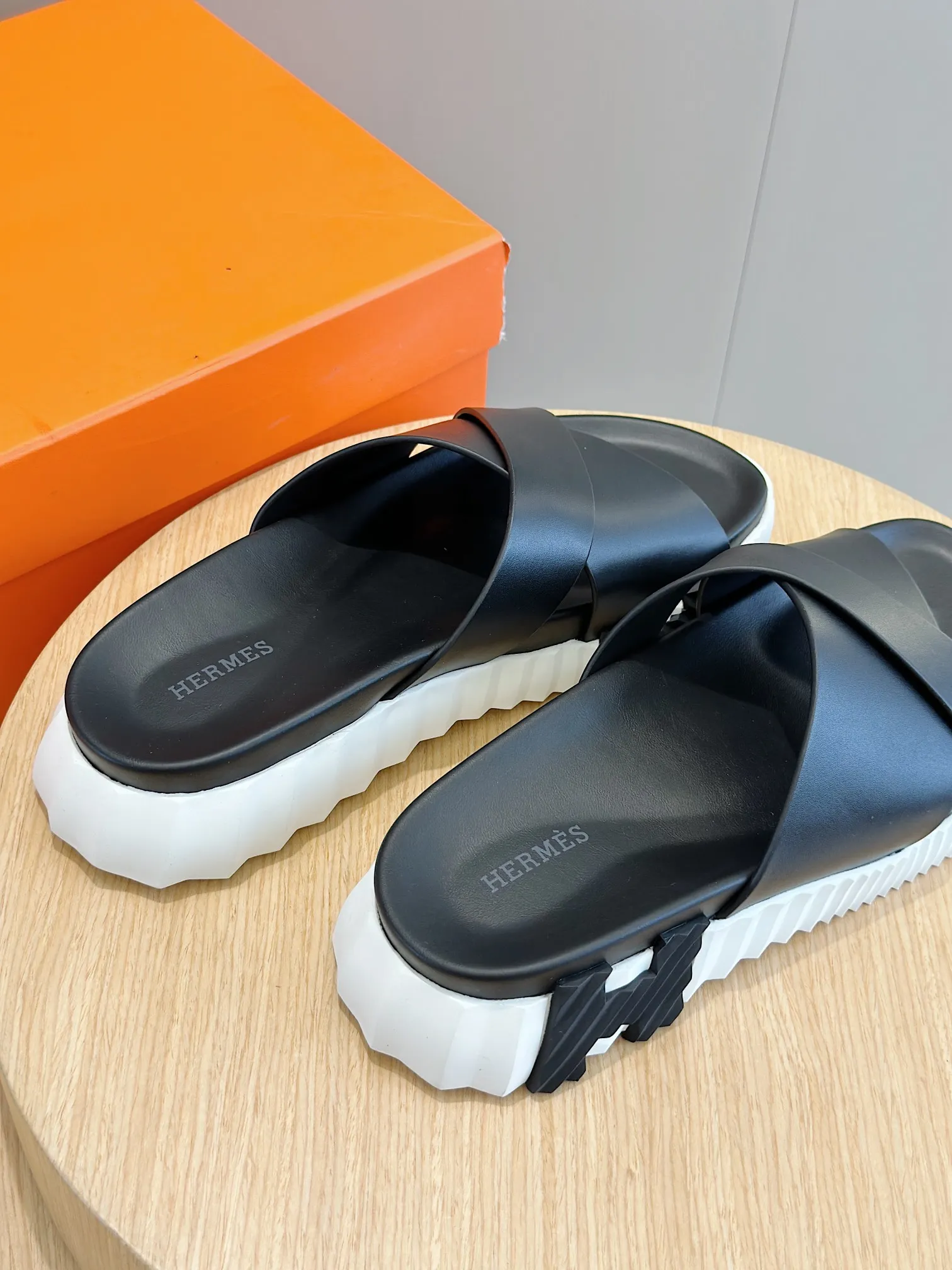 [HERMÈS] Top men's shoes 💰: 340💰 Size: 39-44 (38.45 46 custom-made) Herme*H Home Hermès Men's Sandals and Slippers - Original Replica Purchase the original version and make it one to one, the outsole is privately modeled, and the outsole color corresponding to each color is the same as the original version. Come to those who know the stuff 💪 The ultra-light soles are designed in contrasting colors, and they feel so comfortable on your feet! Calfskin, cowhide feet, private mold outsole.